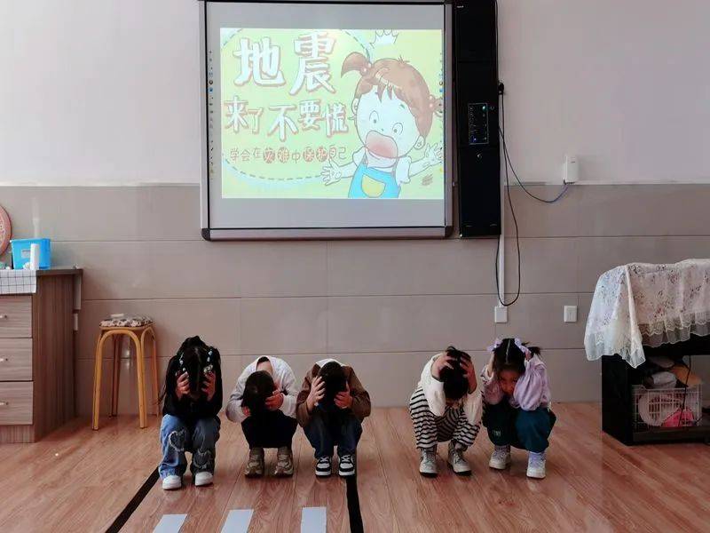 幼儿园开展"防震减灾应急疏散演练"活动