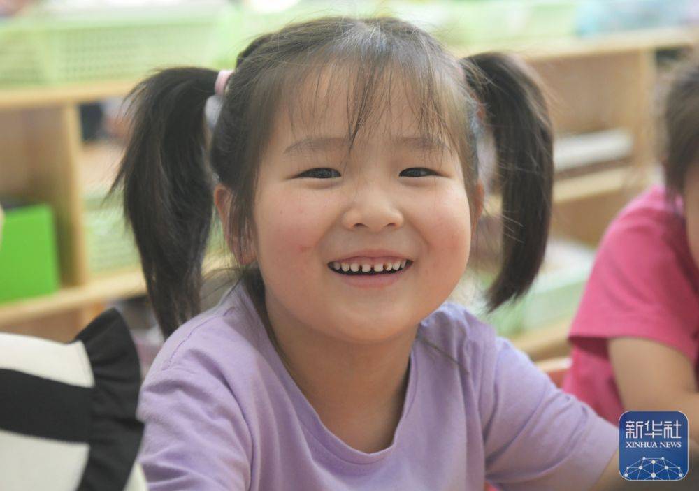 让微笑 传递爱_新华社_实验幼儿园_小朋友