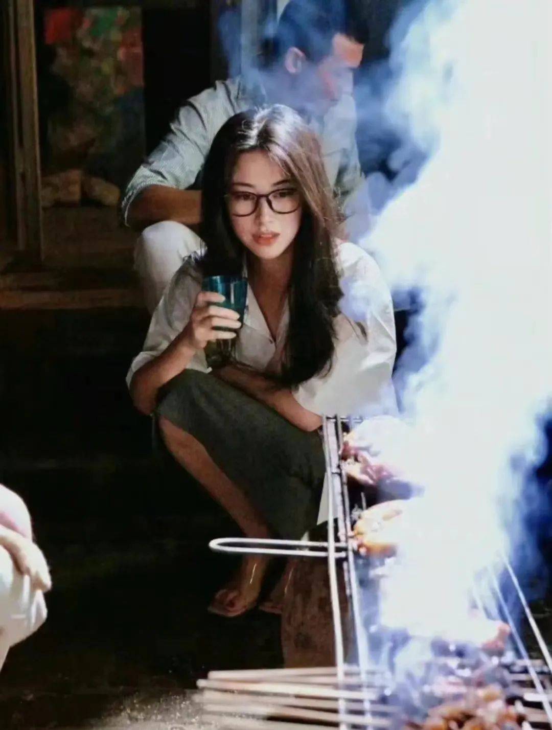 十几年前,担任mtv(全球最大的音乐电视网)主持人时,这位姐就透着从容