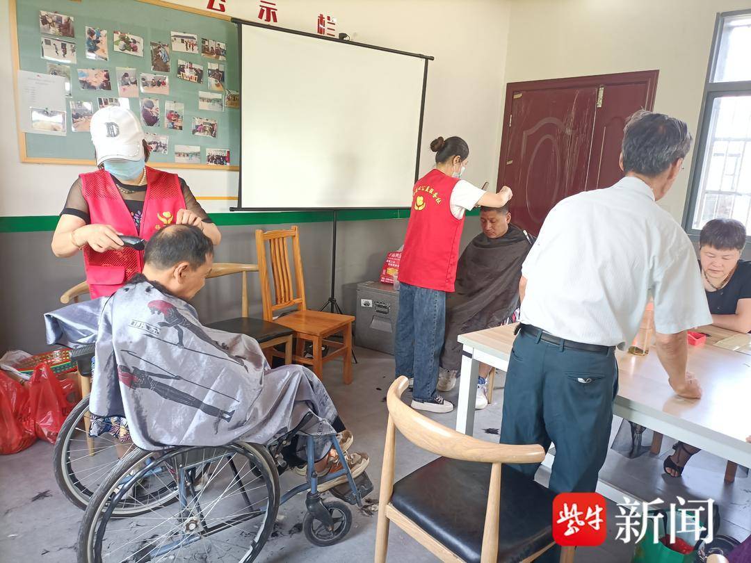 用"志愿红"擦亮代表"名片"——记阳山镇人大代表杨兴