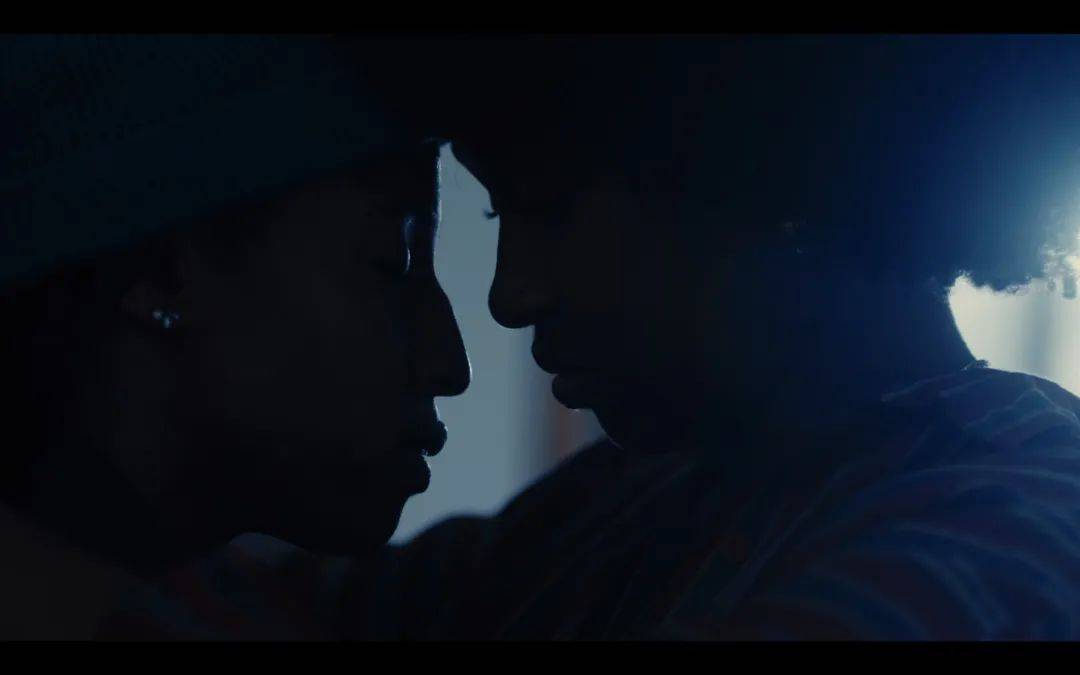 第81届惠特尼双年展以"甚至比真的更好"为题,重新定位现实