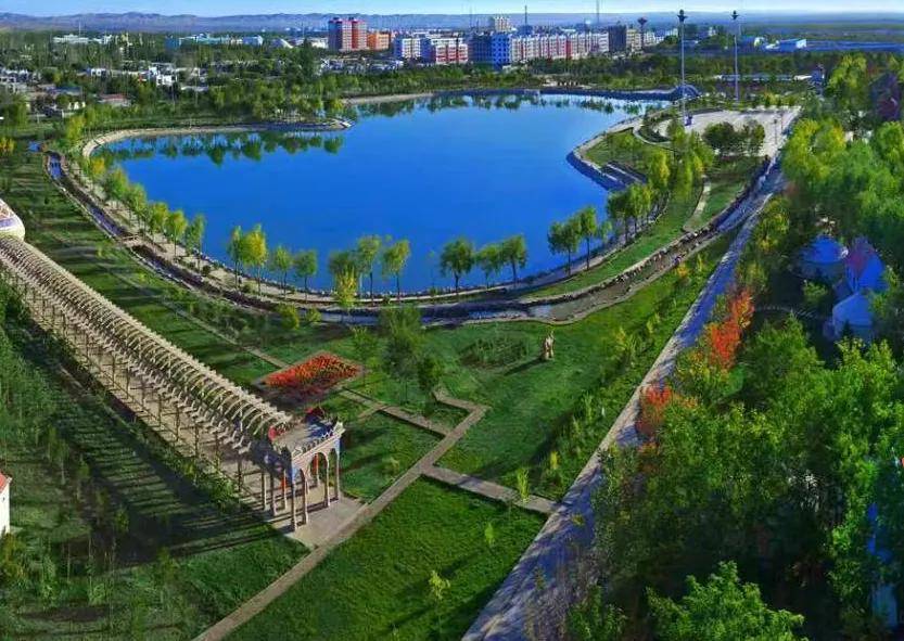 自治县成立以来,尤其是1998年实现县城整体搬迁后,阿克塞紧跟时代步伐