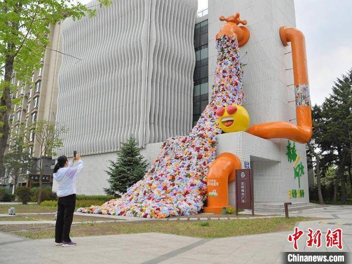 吉林长春:17800朵绢丝花造就"浪漫瀑布"_装饰_鲜花_刘栋