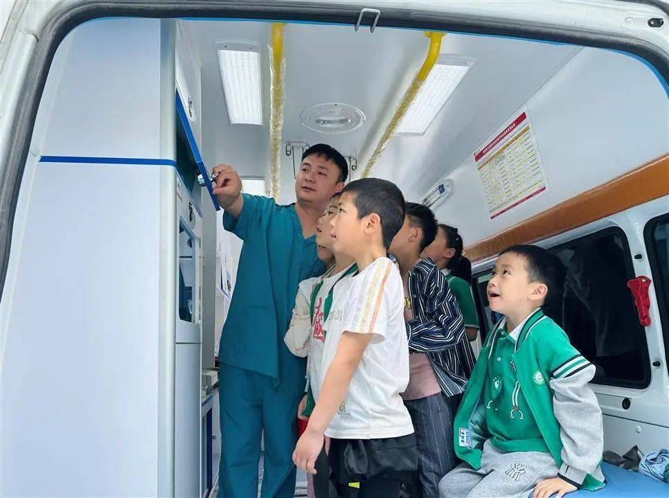 救护车走进校园,医校联合护航"雏鹰"安全成长