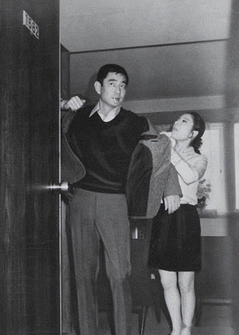 2014年高仓健去世,40亿遗产没有给亲人,全部由"保姆"继承