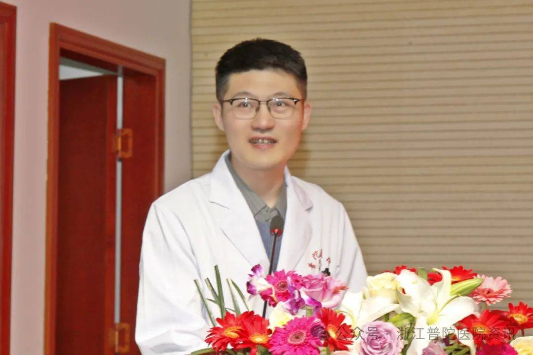 会上,常务副院长李霖宣读表彰文件,表彰2023年度丽珠最美护理奖,2023