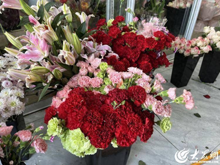 母亲节将至 潍坊康乃馨销售火爆 感恩之花盛开在每个角落