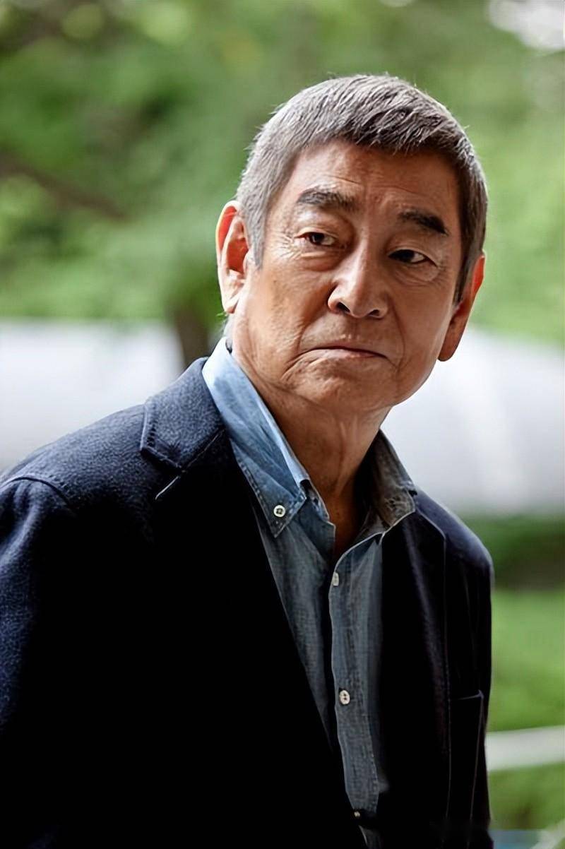 2014年高仓健去世,40亿遗产没有给亲人,全部由"保姆"继承
