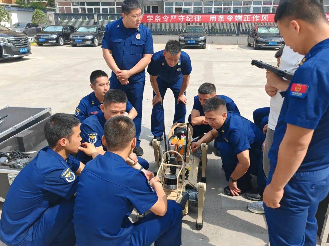 科技赋能—咸阳支队开展消防救援机器狗实操实训工作