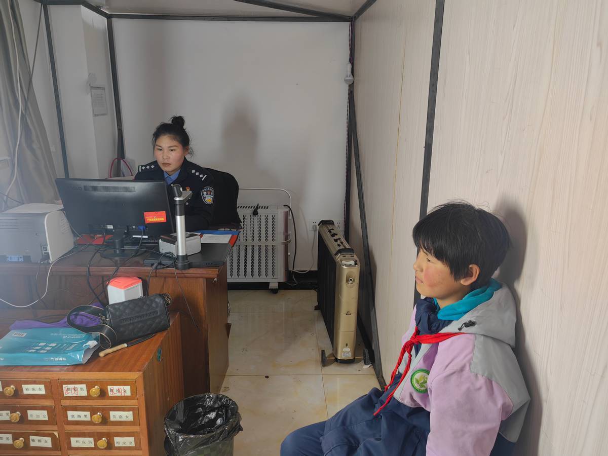 【为民办实事】西藏贡觉县公安局户籍民警贴心为小学生办证