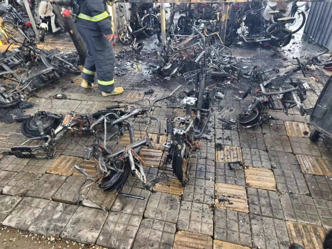 【安全提醒】现场浓烟滚滚!电动自行车起火,居民:幸亏没停在楼里