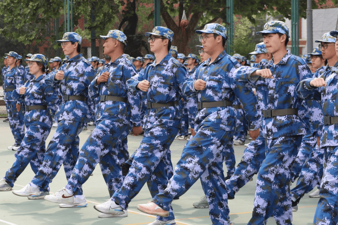 军训学生图片