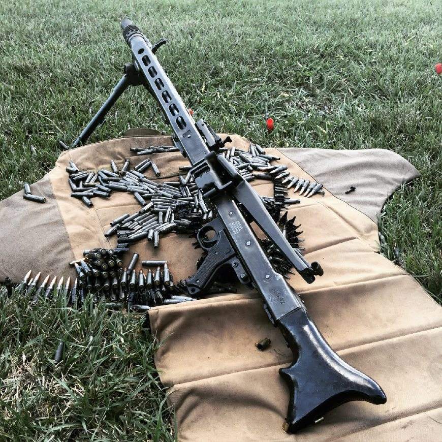 连美国最新的338机枪也有用滚柱半锁闭的,m82a1狙击枪,也用了类似mg42