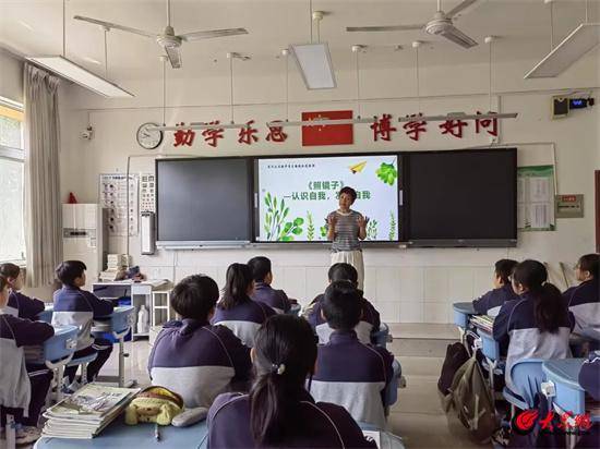 潍坊市寒亭区实验中学召开"随笔三步走寒亭区实验中学"工作室成立暨