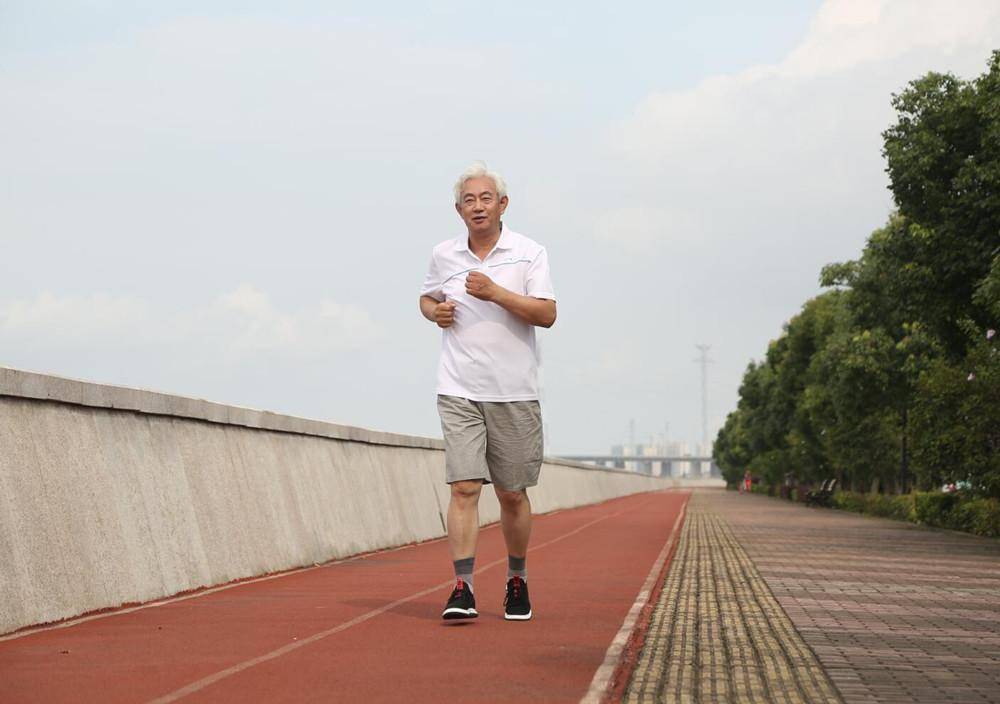 10岁女孩确诊肾衰竭,天天和爷爷出去遛弯,爷爷后悔:全都怪我_张强