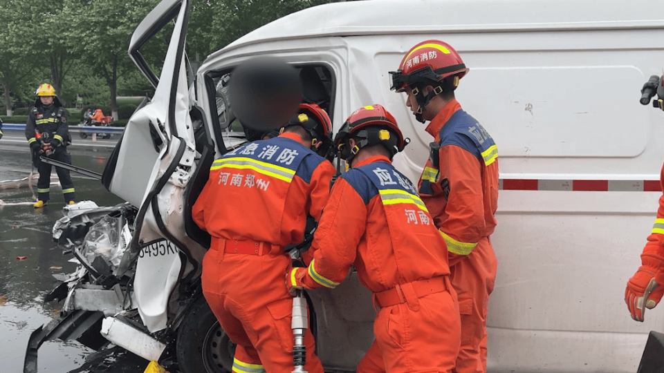 事发郑州高速:白色货车追尾前方洒水车!车头被撞得变形.