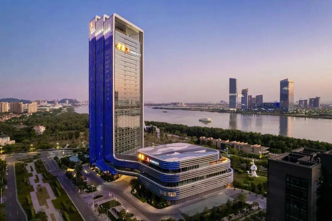 广州南沙金茂万豪酒店坐落于"大湾区之心"南沙明珠湾畔,毗邻深圳,香港