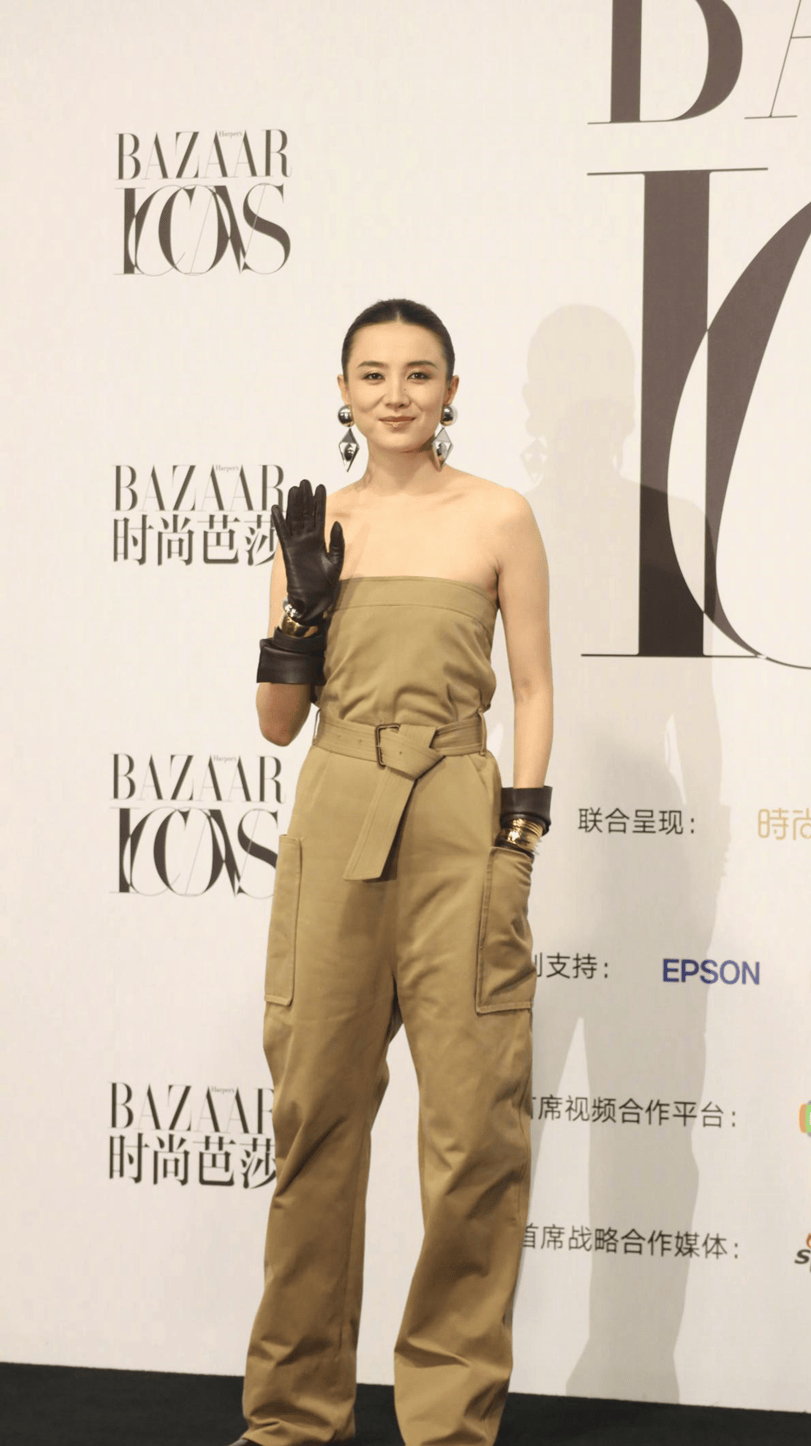 上海这一夜,海清深v性感过分,宋佳造型五五分,被64岁的她惊艳