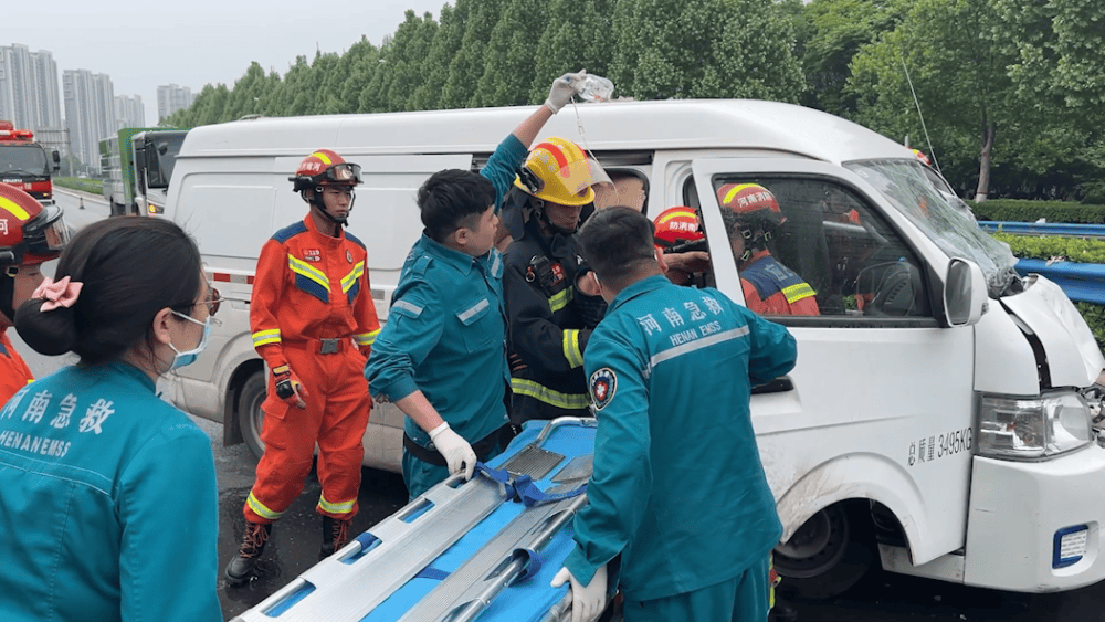 事发郑州高速:白色货车追尾前方洒水车!车头被撞得变形.