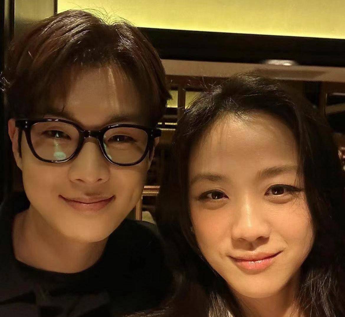 汤唯与丈夫难得同框,同场还有其他演员,包括裴秀智,朴宝剑,崔宇植等等