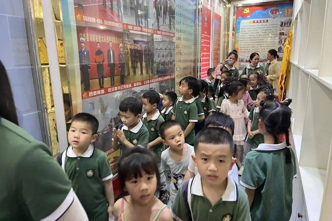 在江华瑶族自治县消防救援大队,太阳虹幼儿园师生前来参观学习消防