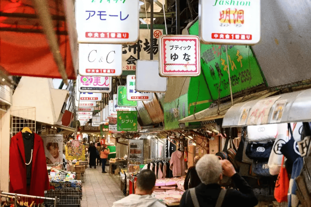 如果再往里走,可以沿着迷宫般的狭窄街道走到鱼批发市场,大阪和京都的