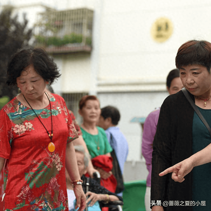 她个头又高,有一米六八左右,穿着那件裙子确实好看.