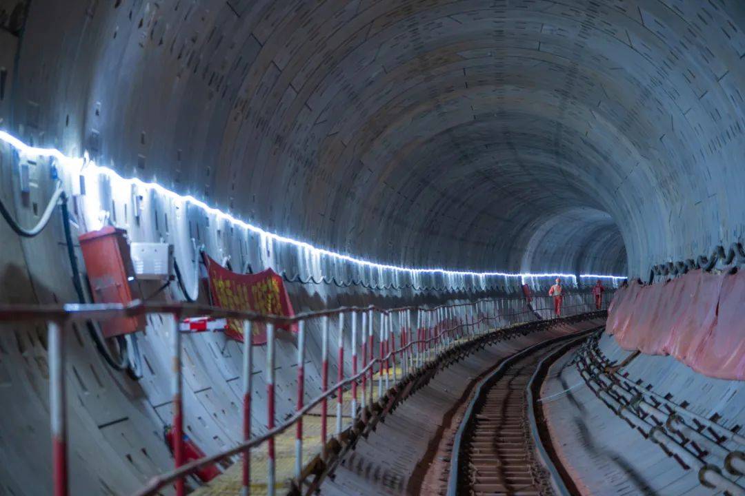 秦淮,江宁三大城市密集区,中间经过湖南路,五台山,夫子庙,大校场,等多