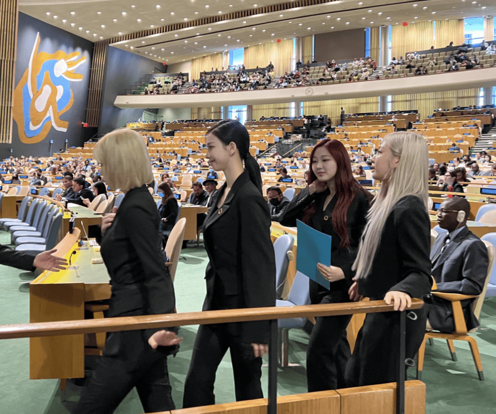 我是个他妈的假小子我裸体我是个困卡我们是24个永远不死的超级女士