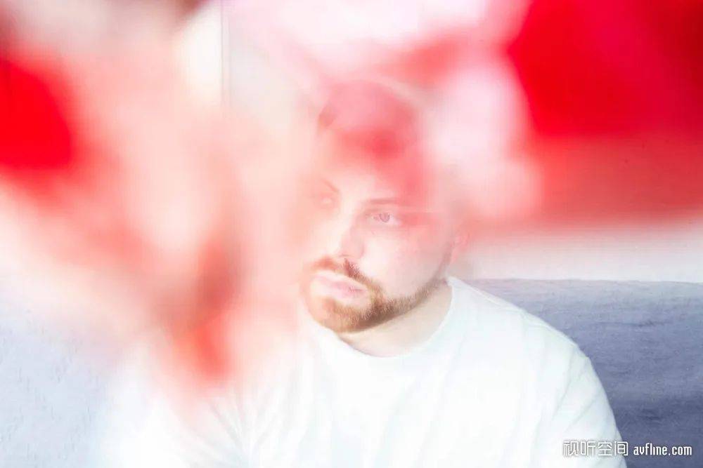 的黑胶唱片摊位中,一个摆放着几张精致卡带的小摊位吸引了我的注意