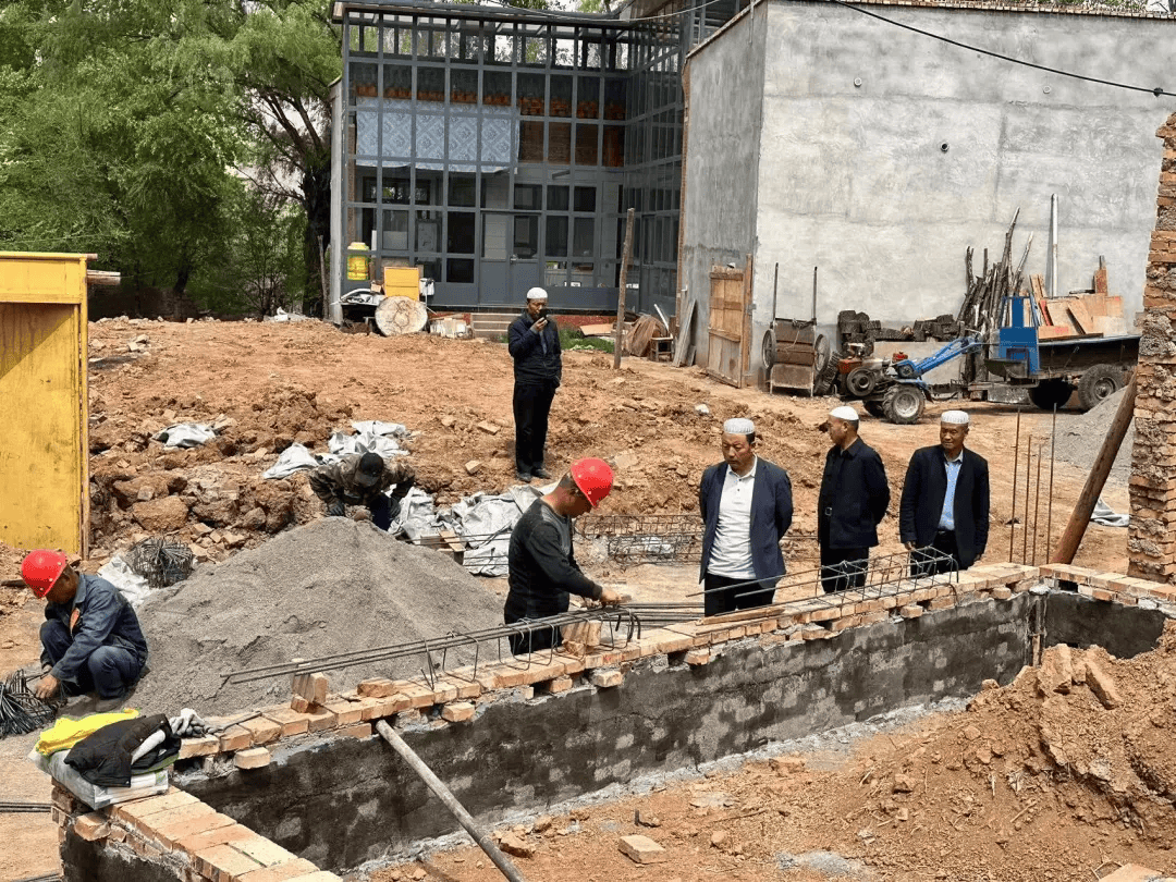 在循化县农行"家园贷"白庄镇办理处,受灾群众正在办理灾后重建贷款