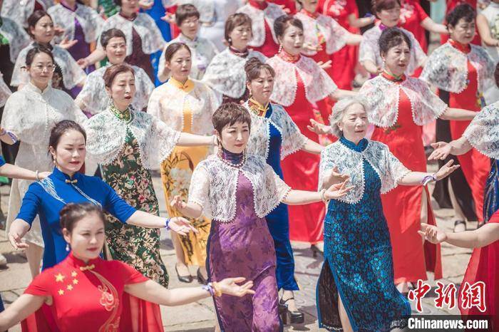 江南山镇上演千人旗袍秀_陆嘉诚_活动_展中华
