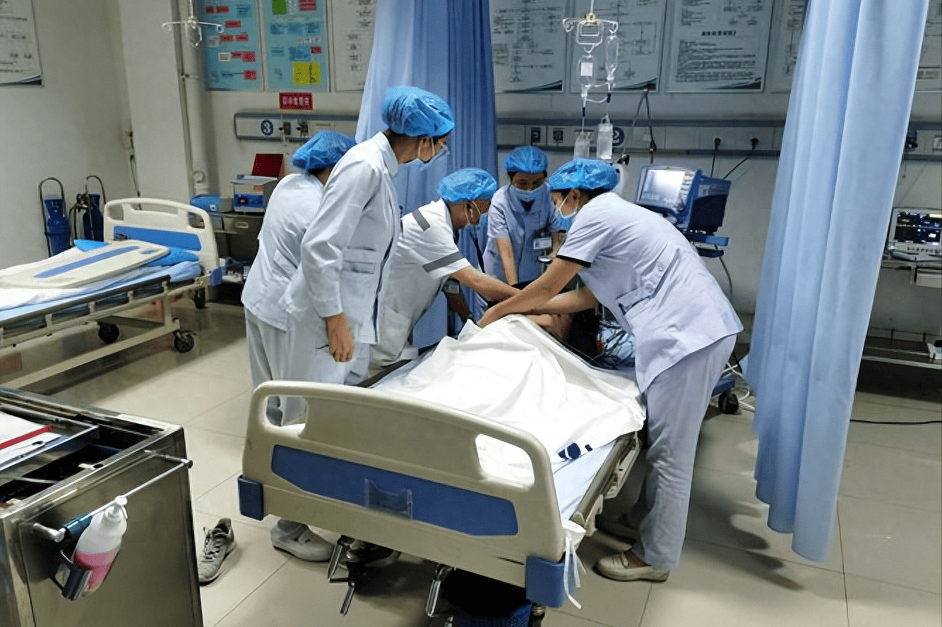 49岁男子突发心梗去世,医生提醒:气温升高,高血压患者少做3事