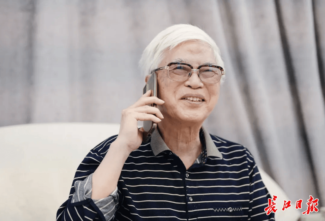 老教授几近失明后,开通"热线"指导学生写论文