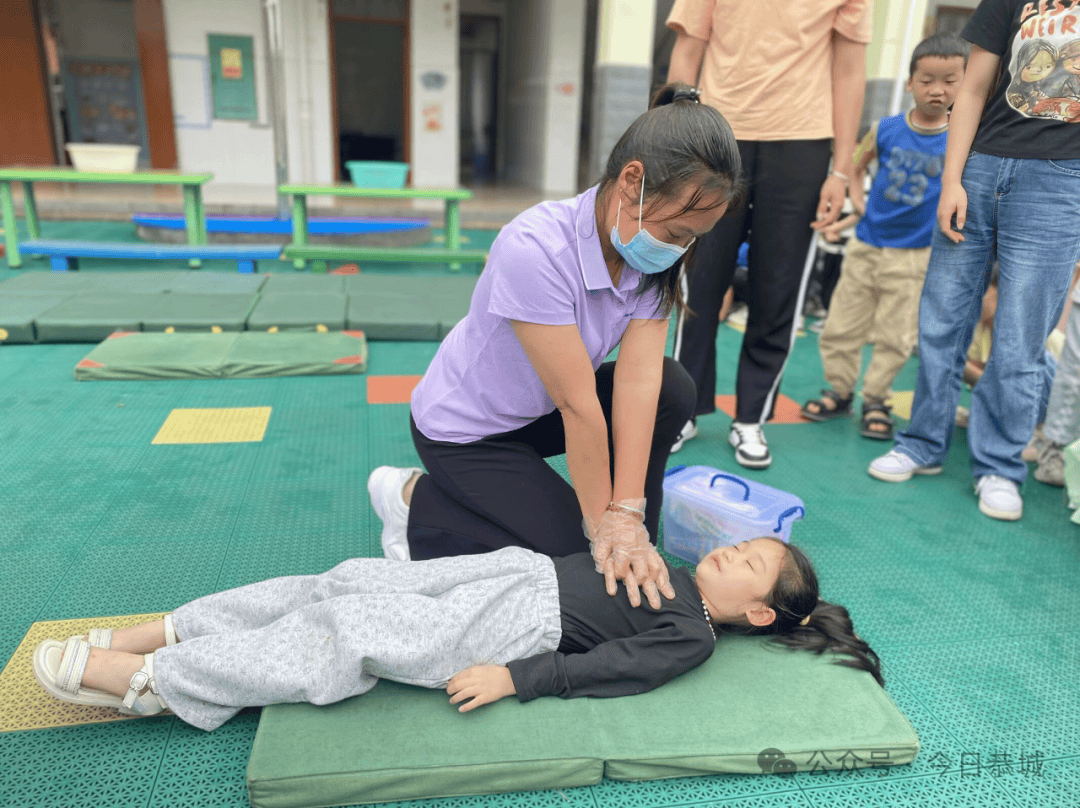 心肺复苏女孩图片