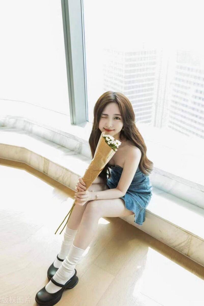 郑乃馨的身材比例堪称完美,身高适中,体态优雅.