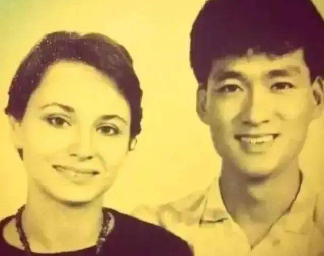 周华健与美国妻子被嘲像母子:结婚38年,一直被劝离