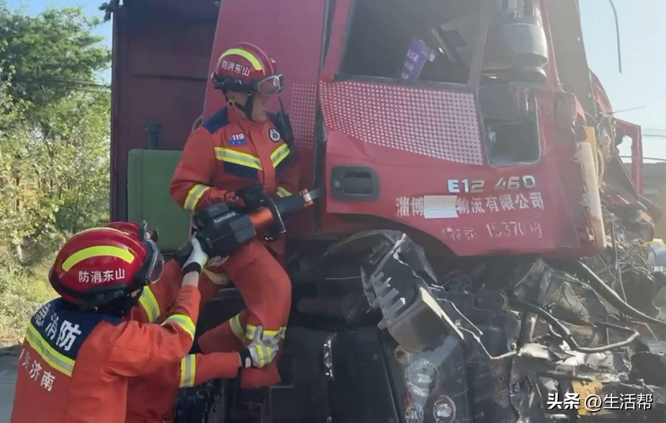 济南:半挂车与渣土车相撞1人被困 消防破拆20分钟救出