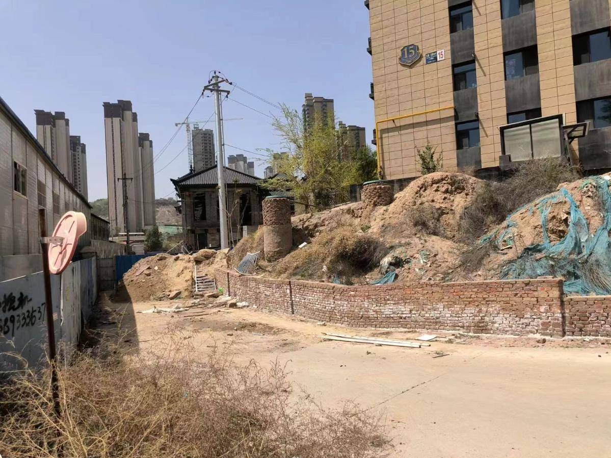 【记者帮】兰州元森石榴园小区东门口道路长期封堵 居民出入绕路有