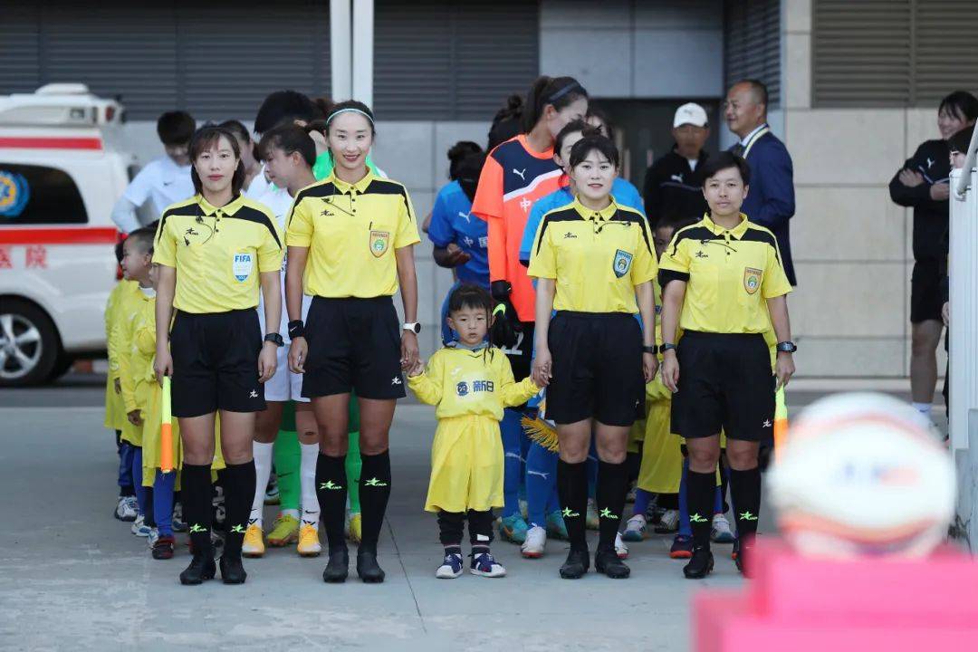 徐楠,浙江省足球协会注册裁判员,现杭州市风华中学体育教研组组长