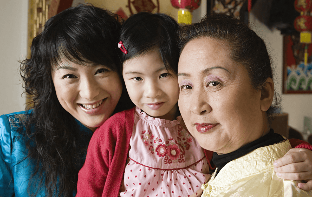 邻居大妈天天来我家蹭饭,我故意提前做,当她面吃