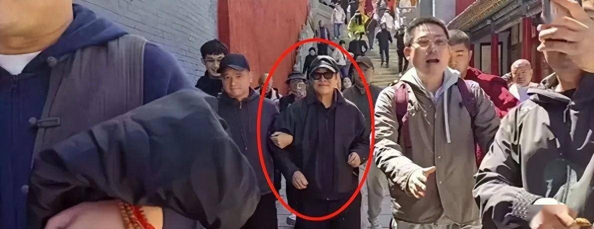 李连杰现身五台山礼佛!林虎大师亲自接待,脸部面容断崖式衰老