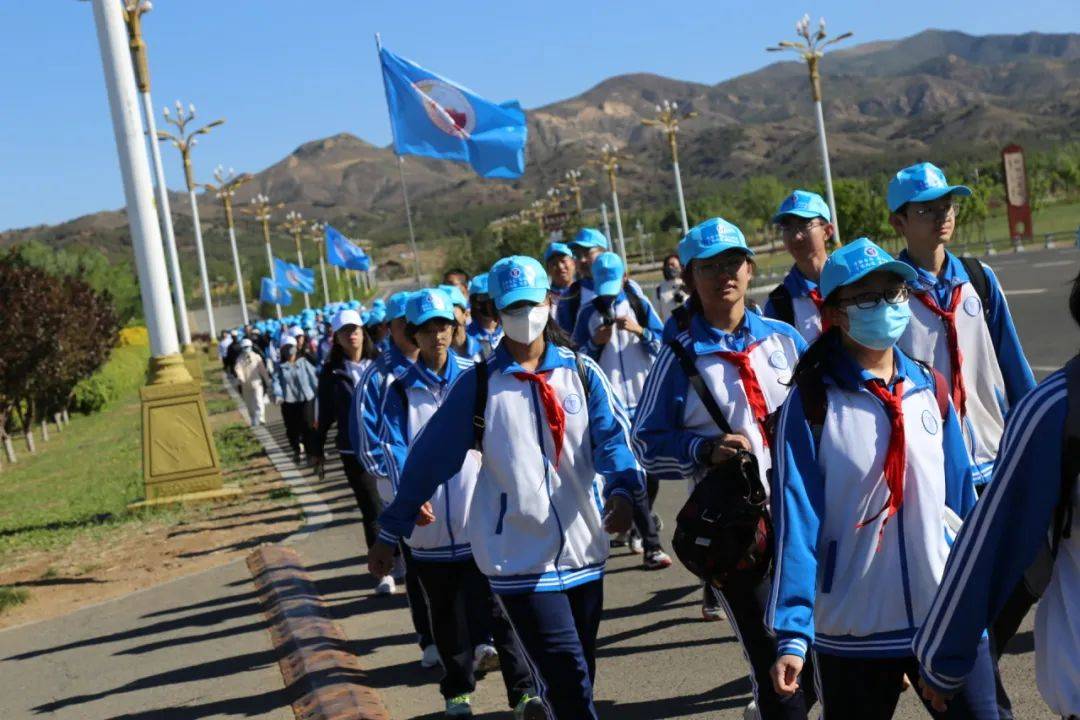 行走青春 放飞梦想随着马思远老师一声发令枪响,菅校发出远足的号令