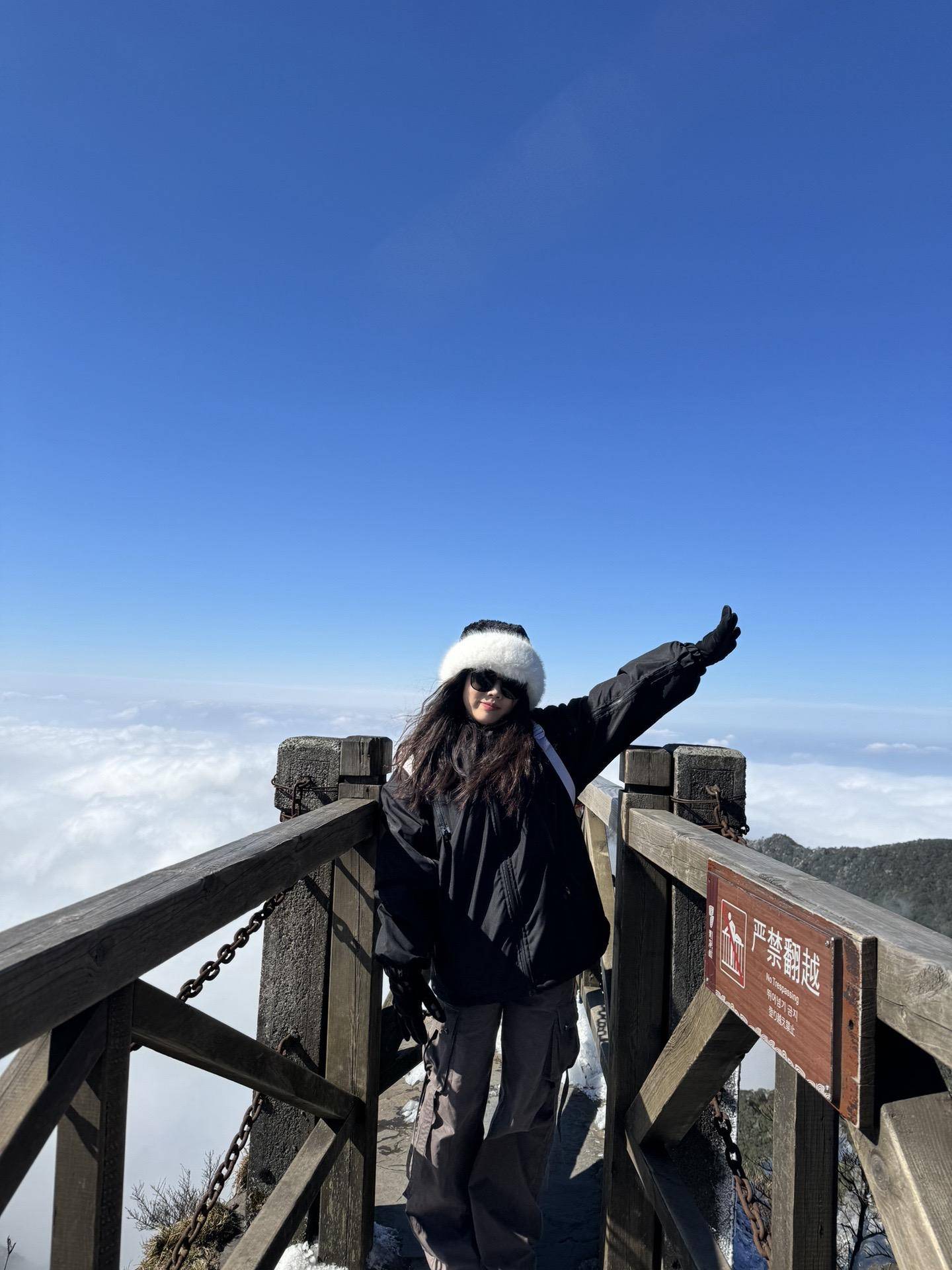 我们游览了黄果树瀑布,西江千户苗寨,梵净山,万峰林等著名景点.