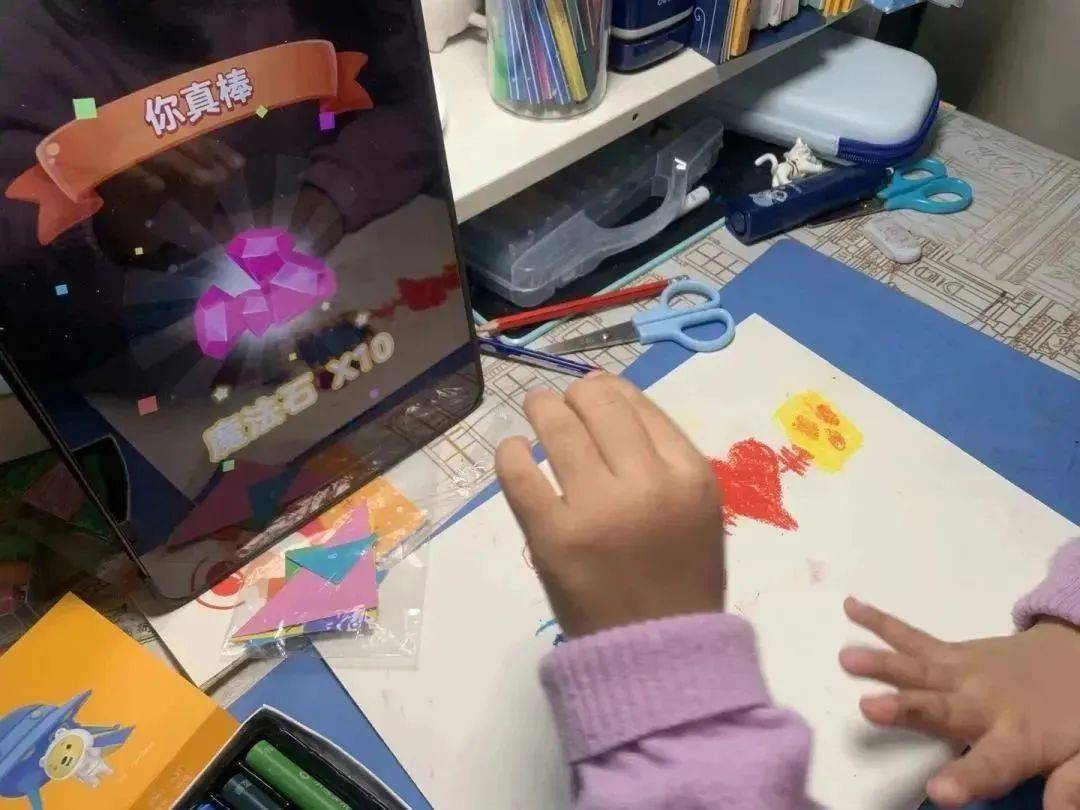 小熊美术不只用到绘画笔,有时候还需要剪一剪贴一贴,也会将生活常识