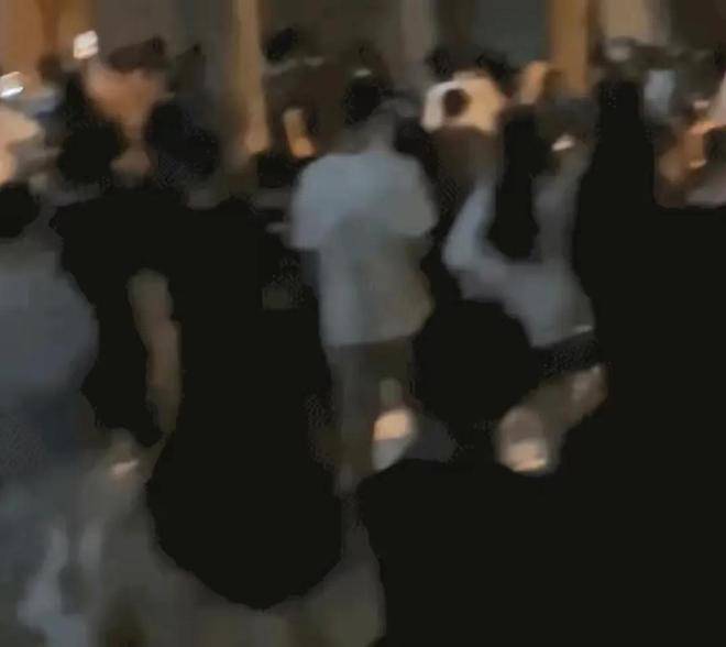 大学生情侣在校内厕所啪啪啪曝光，围观者：女生堪比女优