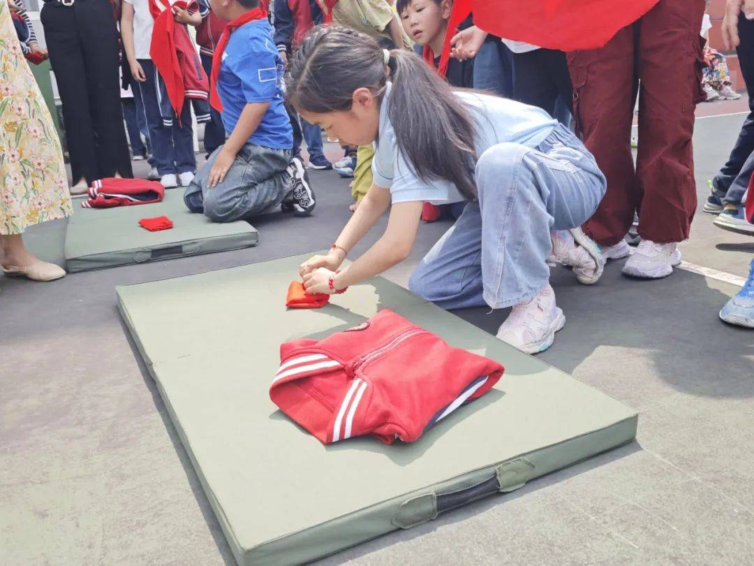 瞧,他们正熟练地进行折叠,展开,铺平,压一压,折叠,拍一拍……服衣叠二