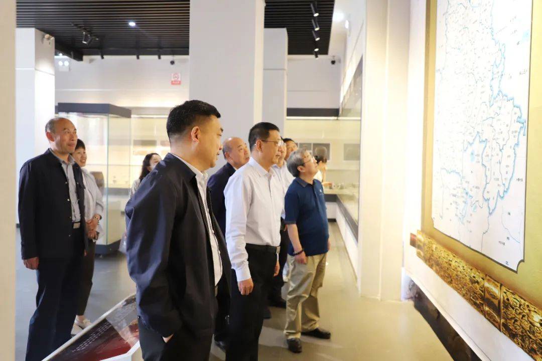 在萧期间,考察组一行先后实地察看了淮海战役总前委旧址蔡洼,萧县政协