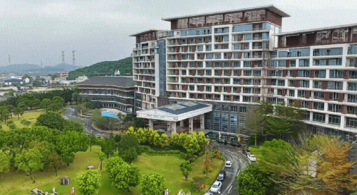 酒店位于广州市增城区仙村镇,地理位置十分优越,交通便捷,紧贴荔新