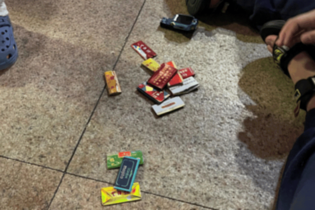 "烟卡"在小学生中热销,这些"玩具"很危险!_毒品_伪装成_零食